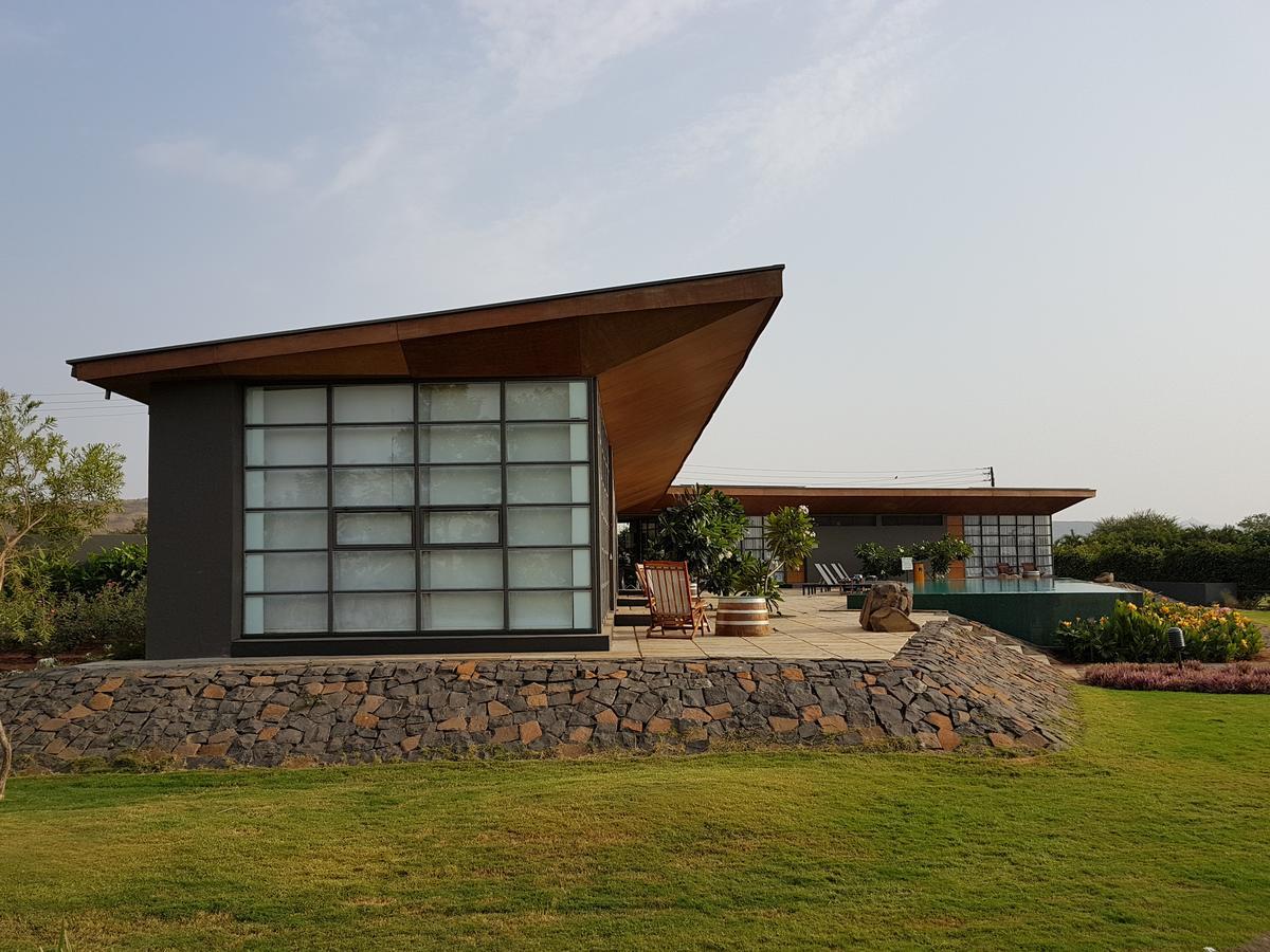 Hotel Beyond By Sula à Nashik Extérieur photo